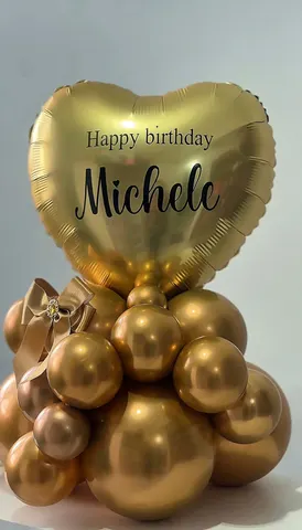 Balão Metalizado: coração dourado escrito Happy birthday Michele, sobre balões dourados