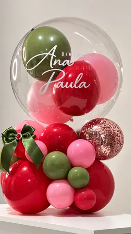 Balão Bubble personalizado escrito Ana Paula, com balões vermelhos, rosa e verdes