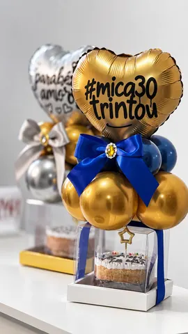 Cake Mimo: caixa com bento cake e balão coração dourado escrito #mica30 trintou, com laço azul