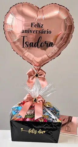 Cesta Niver: cesta preta escrito feliz dia com guloseimas e balão coração rosé escrito Feliz aniversário Isadora