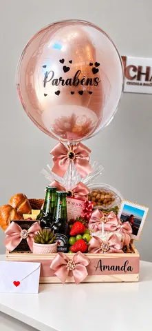 Caixa Happy Rose: caixa de madeira com o nome Amanda, cervejas, morangos, uva, pão, docinhos, foto polaroide e bubble rosé escrito Parabéns