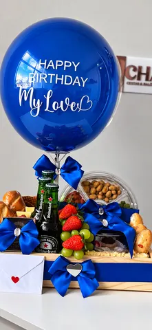 Caixa My Love: caixa de madeira com laços azuis, cervejas, morangos, uva, pão de queijo e balão azul escrito Happy Birthday My Love